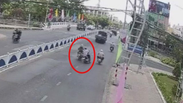 Hình ảnh camera an ninh quay lại cảnh Nguyễn Hải Sơn đạp ngã 1 phụ nữ đi xe máy trên đường Phạm Hữu Lầu, P.4, TP.Cao Lãnh