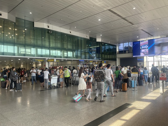 Tin nổi không: Sân bay Tân Sơn Nhất ước giảm hàng vạn khách dịp cao điểm lễ- Ảnh 1.