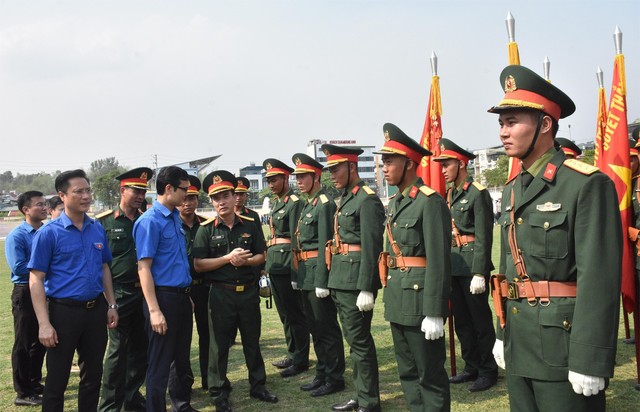 Anh Bùi Quang Huy thăm các cán bộ, chiến sĩ, đoàn viên, thanh niên tập luyện diễu hành trong Lễ kỷ niệm 70 năm chiến thắng Điện Biên Phủ