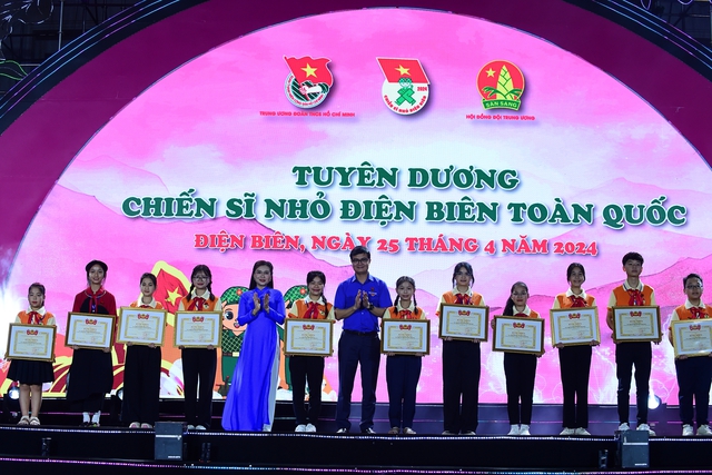 Anh Bùi Quang Huy và chị Nguyễn Phạm Duy Trang trao tặng bằng khen 