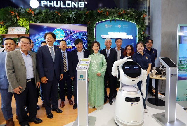 Lãnh đạo UBND TP.HCM, lãnh đạo các doanh nghiệp lớn tham quan robot công nghệ cao của Trường Victoria
