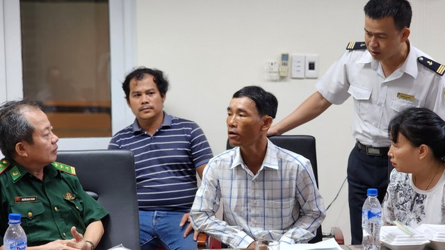 Ông Lê Văn Trung (ngồi giữa) xác định được 3 thi thể là người quen ở tỉnh Long An