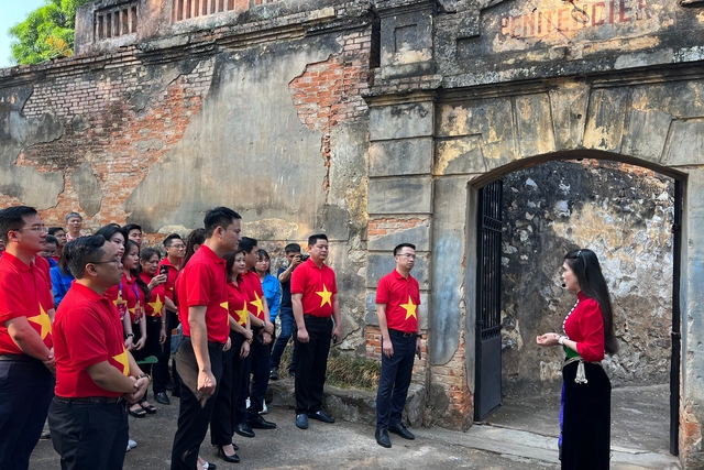 Đoàn đại biểu tham quan Khu di tích quốc gia đặc biệt Nhà tù Sơn La