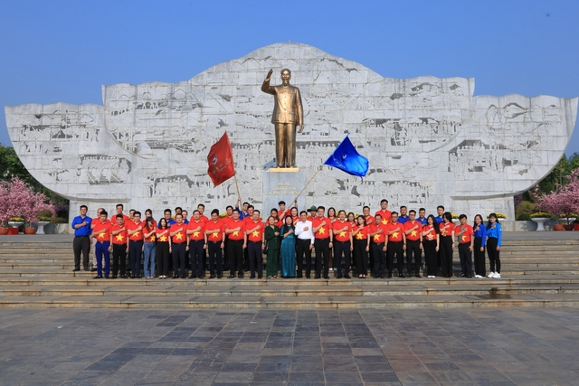 Đoàn đại biểu chụp ảnh lưu niệm dưới Tượng đài Bác Hồ với đồng bào các dân tộc Tây bắc
