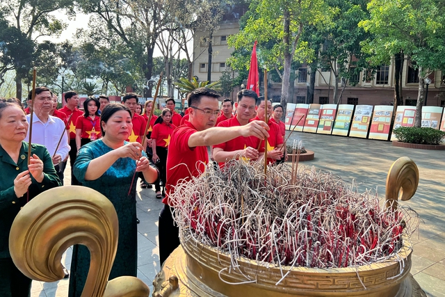 Đoàn đại biểu dâng hương tại Nhà tưởng niệm các anh hùng liệt sĩ Nhà tù Sơn La