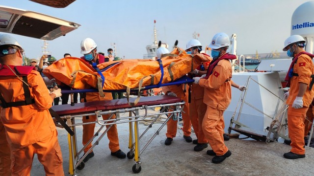 Các cán bộ, chiến sĩ tàu SAR 412 đưa thi thể các nạn nhân vào cảng Dung Quất (Quảng Ngãi)