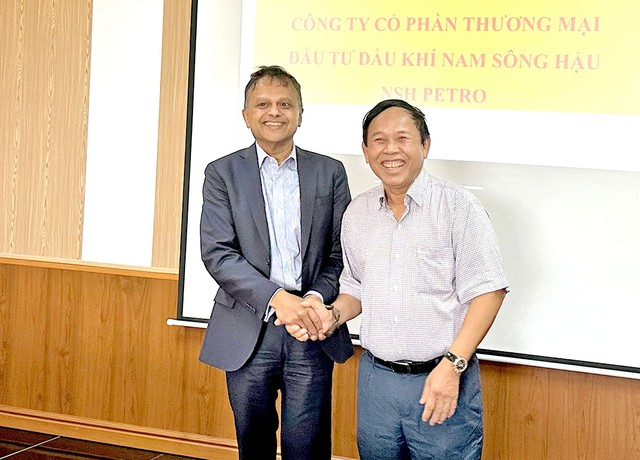Ông Mai Văn Huy (bìa phải) và Tân Tổng giám đốc NSH Petro mang quốc tịch Úc