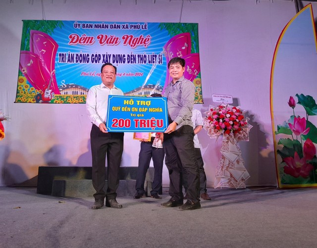 Anh Trần Hồ Phát Đạt trao số tiền hỗ trợ xây dựng cho đại diện UNBD xã Phú Lễ