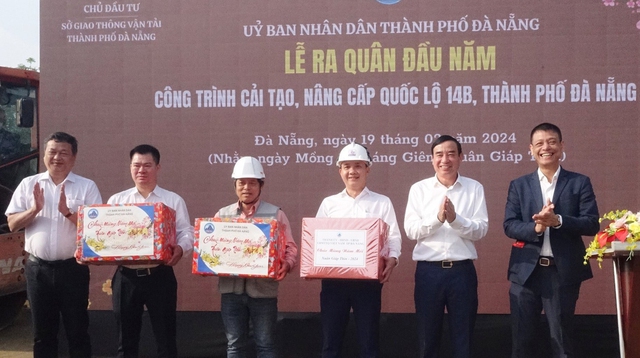 Ông Lê Trung Chinh, Chủ tịch UBND TP.Đà Nẵng (thứ 2, từ phải sang), động viên các nhà thầu thi công QL14B