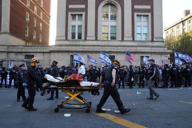 Cảnh sát dựng rào chẳn đoàn người biểu tình ngoài khuôn viên trường Đại học Columbia (New York, Mỹ) ngày 25.4.2024.