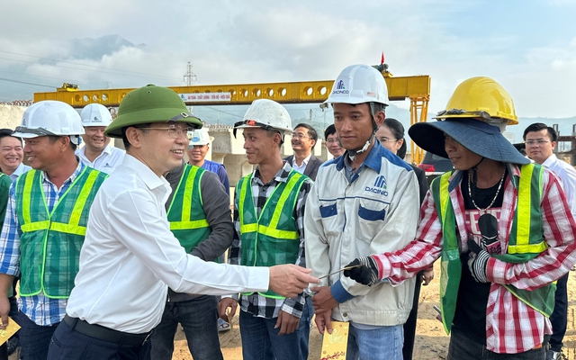Ông Nguyễn Văn Quảng, Bí thư Thành ủy Đà Nẵng thăm, động viên công nhân thi công tại công trình trọng điểm đường nối cảng Liên Chiểu