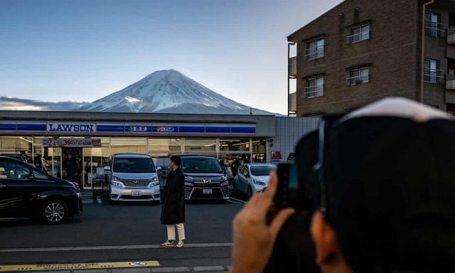 Cửa hàng Lawson nổi tiếng với khung cảnh núi Phú Sĩ phía sau tại thị trấn Fujikawaguchiko