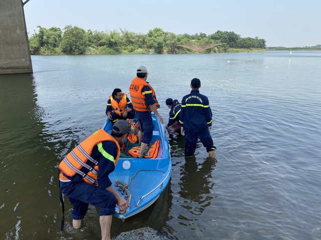 Lực lượng chức năng đưa thi thể nạn nhân lên bờ