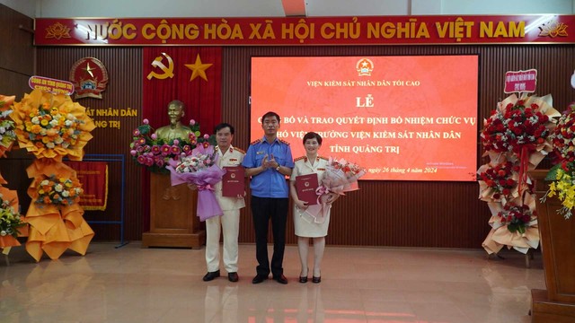 Ông Nguyễn Trường (trái) và bà Thái Thị Phương Lan được bổ nhiệm Phó viện trưởng Viện KSND tỉnh Quảng Trị