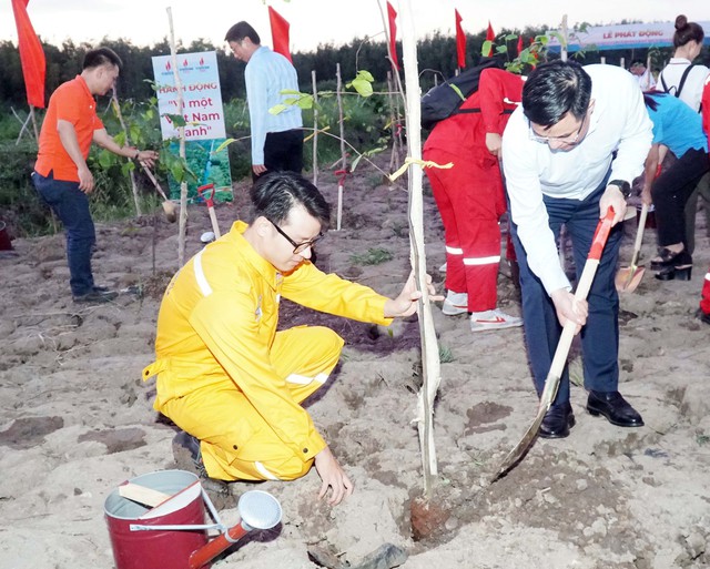 Lãnh đạo Petrovietnam cùng cán bộ nhân viên tập đoàn tham gia trồng cây tại lễ phát động
