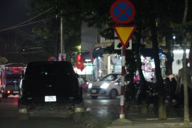 Vị trí một nhà xe hợp đồng thường xuyên dừng đỗ ngay tại biển báo cấm dừng đỗ trên đường Bà Huyện Thanh Quan (TP.Đồng Hới) mà Thanh Niên phản ánh. Tối 25.4, tình trạng này không còn