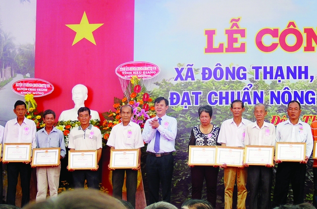 Ông Trương Cảnh Tuyên, Phó chủ tịch UBND tỉnh Hậu Giang (giữa) khen thưởng người dân xã nông thôn mới Đông Thạnh .