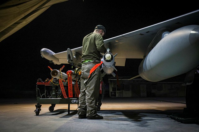 Một quân nhân Anh đang lắp bom dẫn đường chính xác Paveway IV trên máy bay chiến đấu Typhoon FGR4 hồi tháng 1.2024.