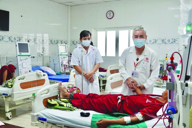 Thầy thuốc nhân dân, BS.CK2 Phan Thanh Tùng, Giám đốc BVĐK số 10 (bên phải), thăm hỏi bệnh nhân lọc thận tại bệnh viện