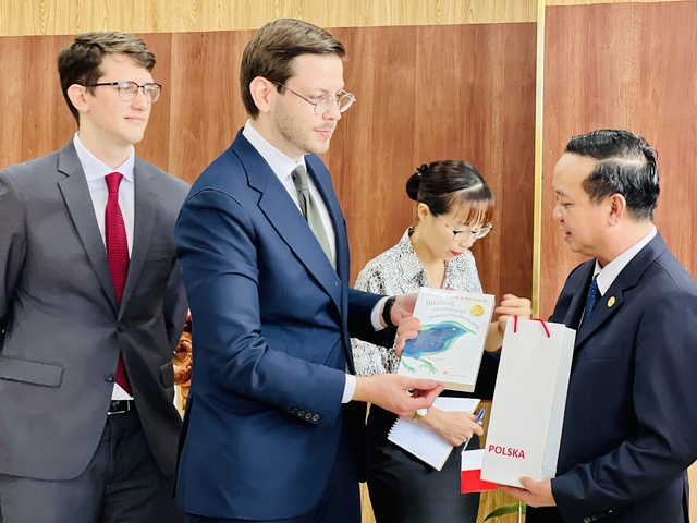Ông Bùi Minh Thạnh (bìa phải), Bí thư Thành ủy Bến Cát tiếp các nhà đầu tư nước ngoài