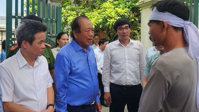 Nguyên Ủy viên Bộ Chính trị, nguyên Phó thủ tướng Chính phủ Trương Hòa Bình đại diện cho chương trình thăm hỏi, động viên gia đình ngư dân ở xã Quảng Nham (H.Quảng Xương) có người thân bị thiệt mạng trên biển
