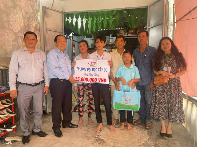Đại diện Trường ĐH Tây Đô trao học bổng cho em Thạch Thị Kim Hằng, học sinh Trường phổ thông Dân tộc nội trú H.Tam Bình (Vĩnh Long)