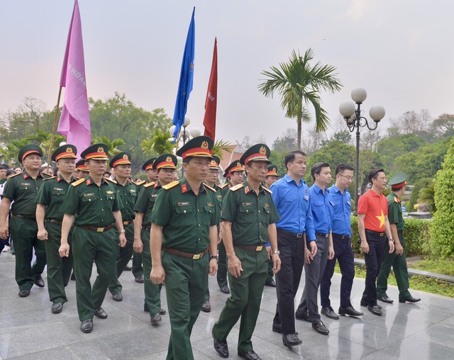 Các Bí thư T.Ư Đoàn cùng đoàn đại biểu Quân đội nhân dân Việt Nam đến dâng hương tại Nghĩa trang liệt sĩ quốc gia A1