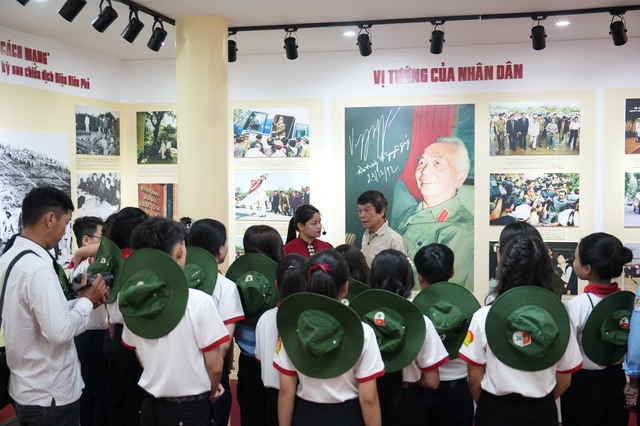 Các em thiếu nhi nghe kể chuyện về chiến thắng Điện Biên Phủ