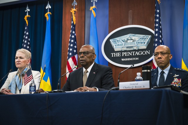Bộ trưởng Quốc phòng Mỹ Lloyd Austin (giữa) chủ trì cuộc họp của nhóm hỗ trợ Ukraine ngày 26.4