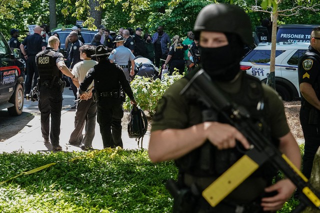 Cảnh sát bắt giữ một người biểu tình tại trường Đại học Emory (Georgia, Mỹ) ngày 25.4.2024.