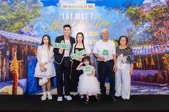 Diễn viên gốc Long An đưa cha mẹ cùng các thành viên trong gia đình đến tham dự buổi ra mắt phim tại TP.HCM