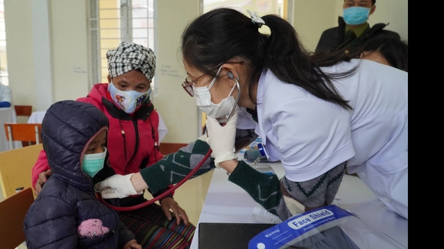 Y bác sĩ ở Quảng Bình khám chữa bệnh cho người dân