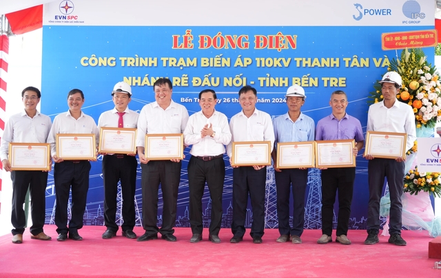 Ông Trần Ngọc Tam, Chủ tịch UBND tỉnh Bến Tre tặng bằng khen của UBND tỉnh cho các tổ chức, cá nhân có thành tích xuất sắc tại dự án