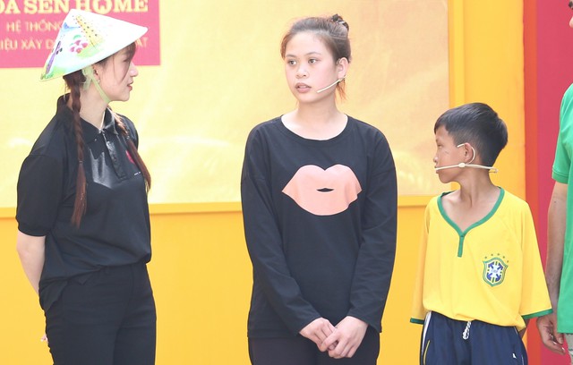 Quyền Linh, Hòa Minzy khóc nghẹn trước hai chị em mồ côi ăn rau luộc khi đói- Ảnh 3.