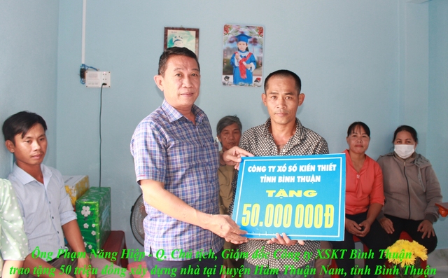 Lãnh đạo công ty XSKT Bình Thuận trao nhà đại đoàn kết
