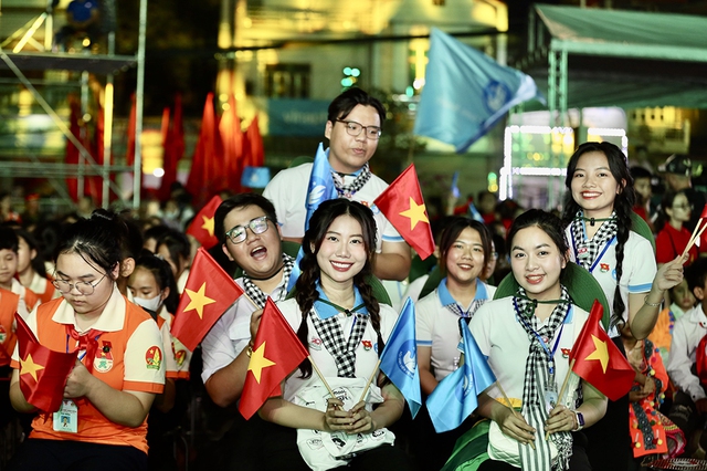 Các đại biểu tham gia đêm nghệ thuật Điện Biên Phủ - Khát vọng non sông