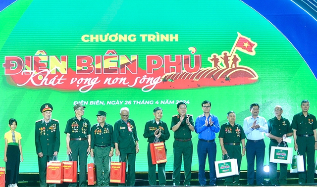 Anh Bùi Quang Huy và trung tướng Nguyễn Văn Gấu (thứ 6 từ phải qua) trao quà cho những người có công tại tỉnh Điện Biên
