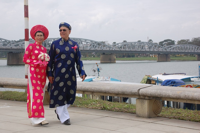 Ông David Clark và vợ Nguyễn Thị Thanh Hương (Ushi Clark) trong trang phục áo dài bên dòng sông Hương