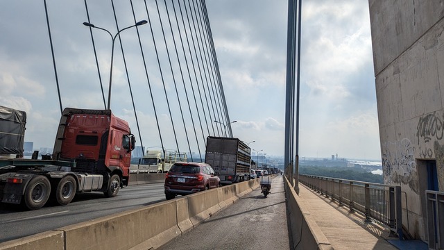 Ô tô con và container, xe tải nối đuôi nhau trên cầu Phú Mỹ
