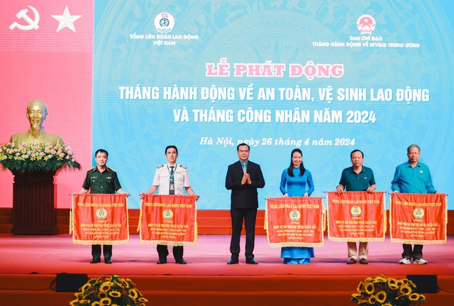 Chủ tịch Tổng LĐLĐ Việt Nam Nguyễn Đình Khang tặng cờ thi đua cho các tập thể có thành tích xuất sắc