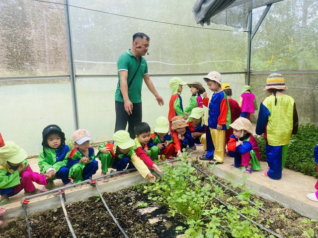 Trẻ em thích thú trải nghiệm vườn rau, khám phá thế giới cùng thầy giáo