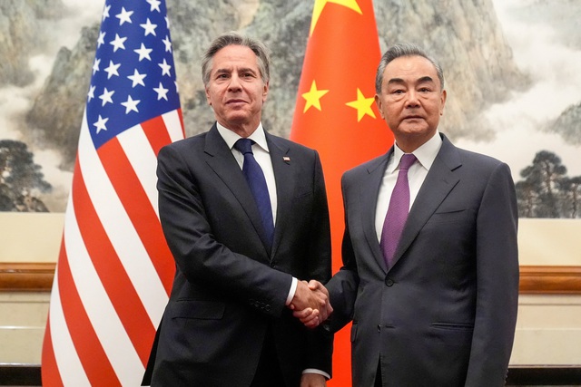 Ngoại trưởng Trung Quốc Vương Nghị (phải) gặp Ngoại trưởng Mỹ Antony Blinken tại Bắc Kinh ngày 26.4