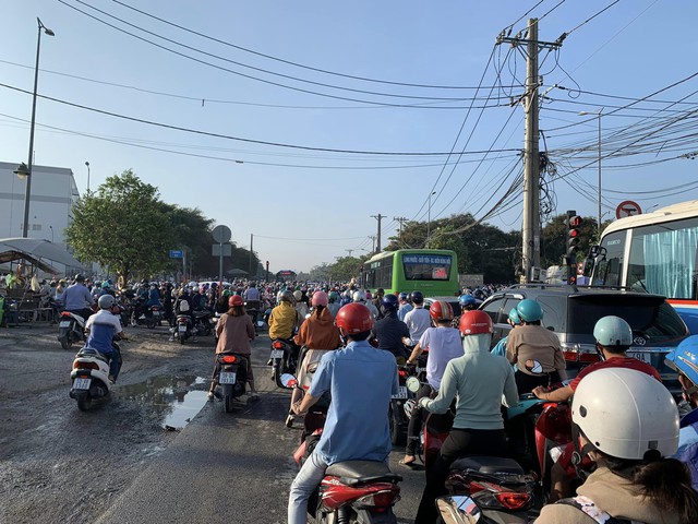 Kẹt xe sáng nay tại giao lộ Lã Xuân Oai - Võ Chí Công