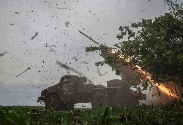 Quân nhân Ukraine khai hỏa hệ thống rốc két phóng loạt BM-21 Grad về phía binh sĩ Nga gần tiền tuyến ở tỉnh Donetsk ngày 24.4