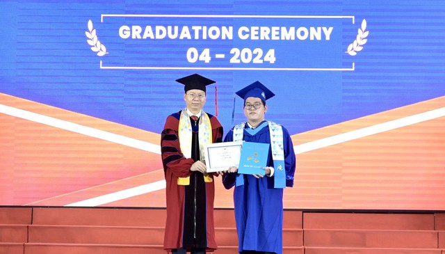 Thái Tài (phải) nhận bằng tốt nghiệp xuất sắc của Trường ĐH Bách khoa TP.HCM