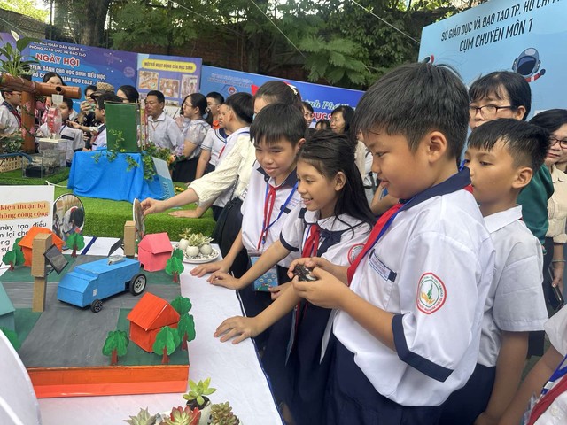 Học sinh lớp 5 Trường tiểu học Nguyễn Văn Trỗi (Q.4). Năm nay tuyển sinh đầu cấp lớp 1, lớp 6 tại TP.HCM thực hiện chung một hệ thống và ưu tiên phân tuyến theo nơi ở thực tế của học sinh.
