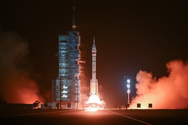 Tên lửa đẩy Trường Chinh-2F mang theo tàu Thường Châu-19 rời khỏi Trung tâm Phóng Vệ tinh Tửu Tuyền thuộc sa mạc Gobi tối 25.4