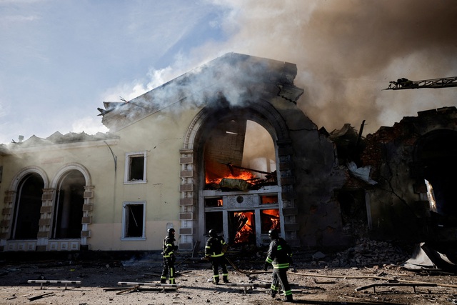 Lính cứu hỏa ngày 24.2 làm việc tại hiện trường nhà ga xe lửa ở Kostyantynivka (Ukraine) bị phá hủy trong cuộc tấn công bằng tên lửa bị nghi do Nga tiến hành