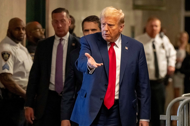 Gay cấn phán quyết về quyền miễn trừ của ông Trump- Ảnh 1. Cựu Tổng thống Mỹ Donald Trump phát biểu với báo chí tại Tòa án Hình sự Manhattan ở TP.New York (Mỹ) vào ngày 25.4