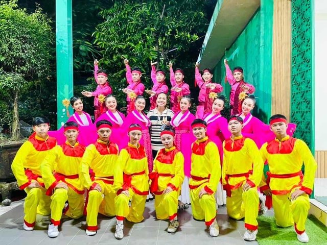 Nghệ sĩ múa Vũ đoàn Việt Hải tạo màu sắc sinh động cho sân khấu trong từng lớp diễn